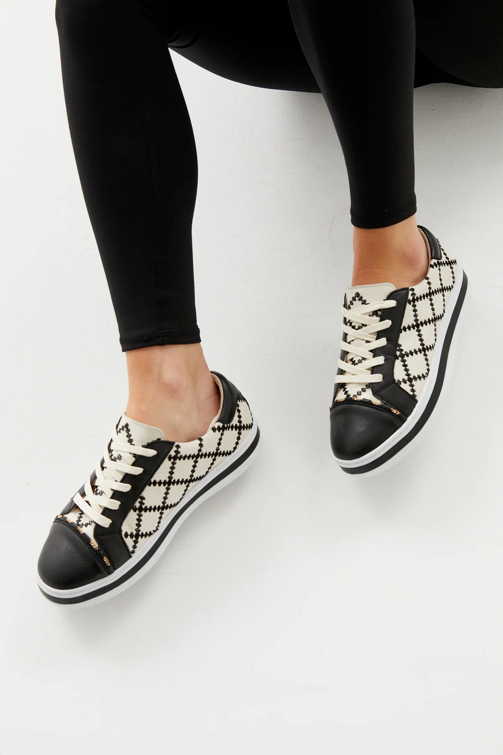 Pleat  Black/Ivory